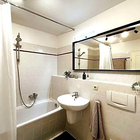 Moka Living-sunset Apt, Kingbed, Wifi, Netflix 4*